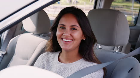 Mujer-Joven-En-El-Asiento-Del-Conductor-Mirando-Por-La-Ventana-Lateral