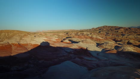 Panning-panoramic-view-of-stunning-Bentonite-Hills,-Utah,-USA