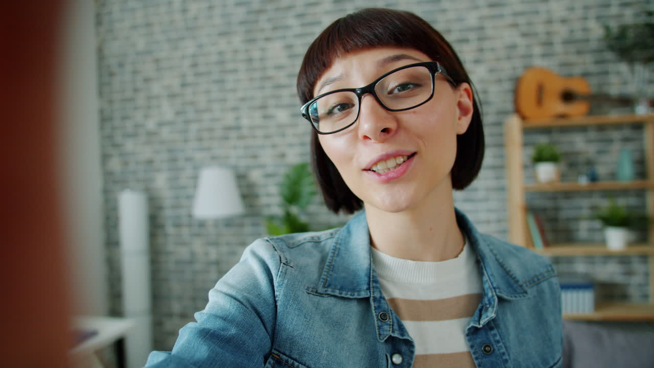Donna che fa una videochiamata a casa