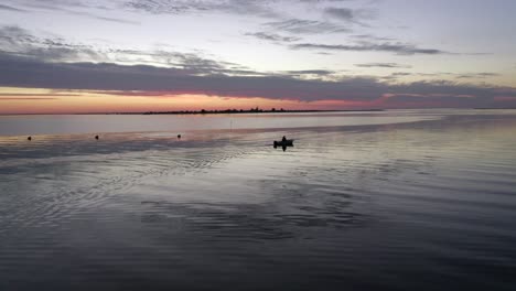 Wunderschöner-Rosafarbener-Sonnenuntergang-über-Dem-Meer-In-Portugal,-Drohne-Fliegt-über-Das-Ruhige-Meer