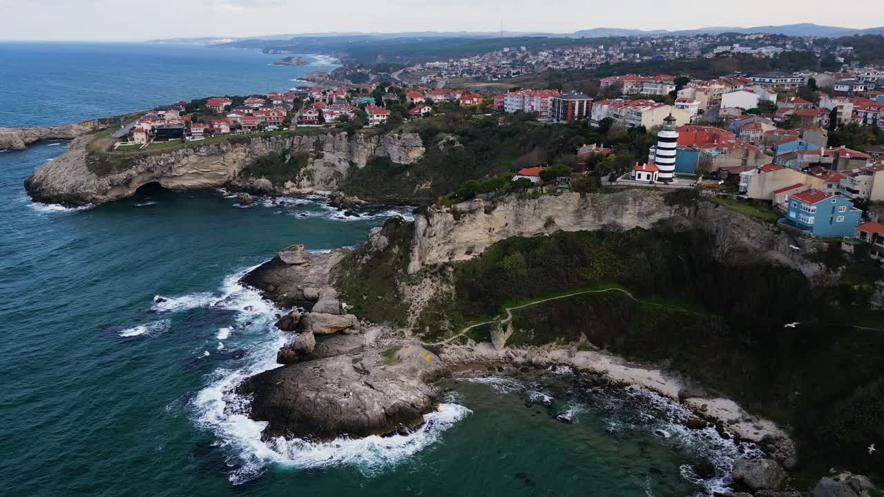Vista drone della città di Sile, Turchia, situata su una scogliera vicino al Mar Nero