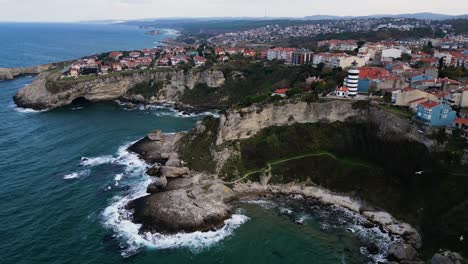 vista de drones de la ciudad de sile, turquía, ubicada en un acantilado cerca del mar negro