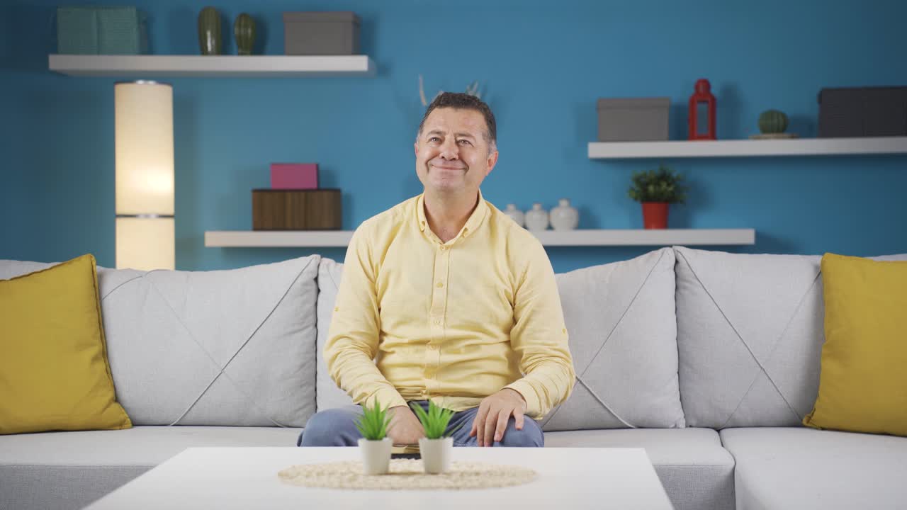 행복한 깊은 호흡 남자.