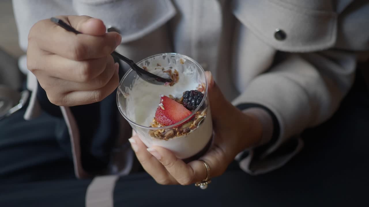 Yogourt parfait avec des fruits et du granola