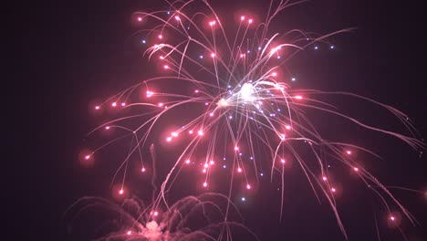 coloridos fuegos artificiales explotando en el cielo nocturno sobre la ciudad de turku en finlandia