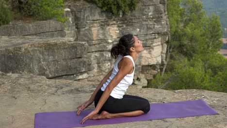 Frau-Macht-Yoga-Draußen-43