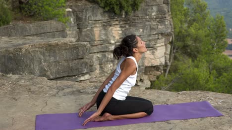 mujer haciendo yoga afuera 43