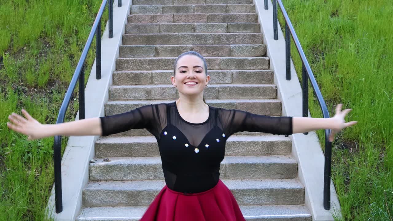 pan de una hermosa bailarina bailando afuera