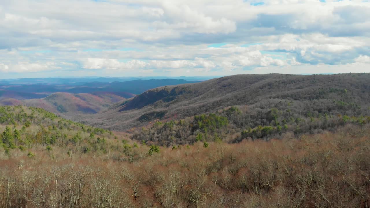 video aéreo de drones de 4k de los acantilados de la cala perdida en la avenida blue ridge cerca de linville, nc