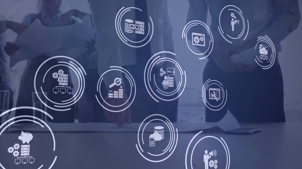 animación de iconos tecnológicos sobre la sección media de diversos empresarios en la oficina