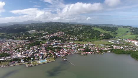 un dron aéreo disparado sobre el pueblo de le robert en martinica. una tarde soleada.