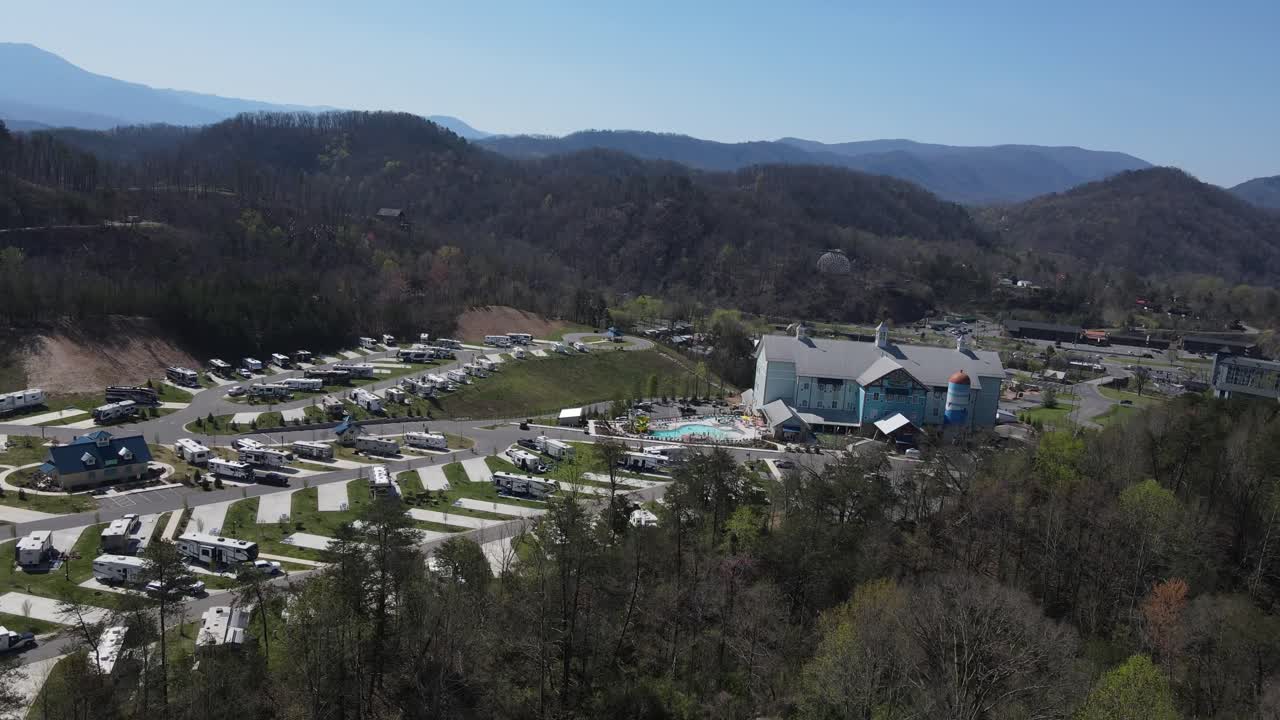 테네시 주 피브 포지 (pigeon forge) 에 있는 rv 리조트 캠핑장의 공중 사진