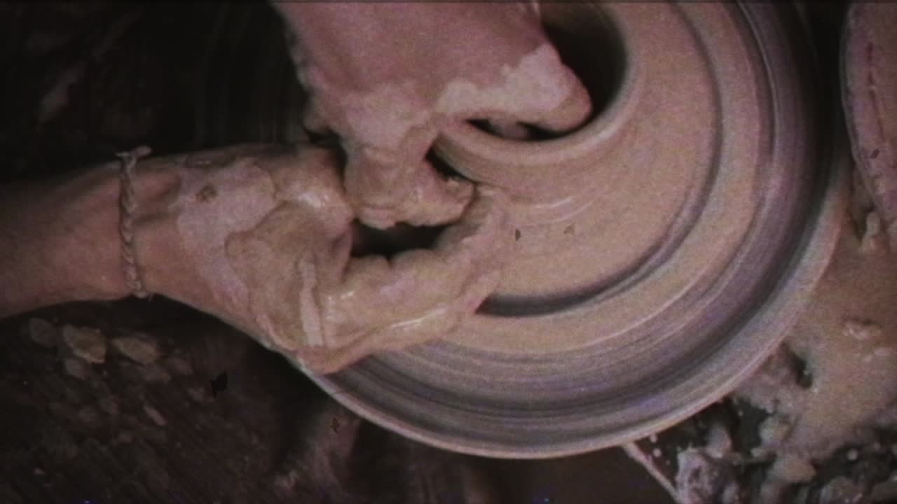 Il vasaio crea una brocca d'argilla. Effetto vintage. Un uomo realizza un vaso al tornio da vasaio