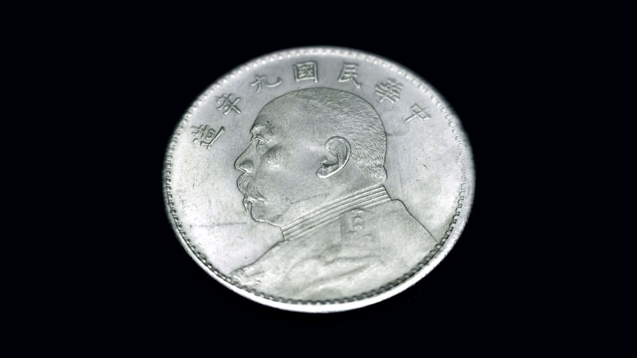 la moneda china antigua (yuan) gira sobre un fondo negro. macro. primer plano