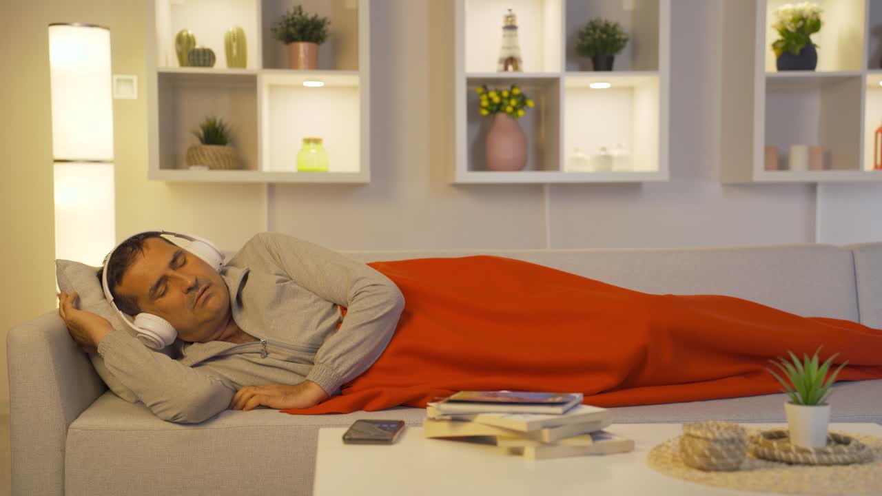 헤드폰으로 잠을 자고 있습니다.