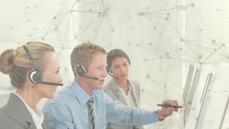 animación de la red de conexiones a través de personas de negocios que usan auriculares telefónicos