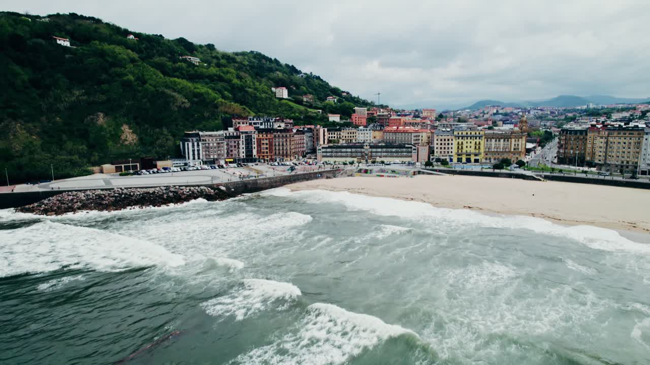 Paesaggio urbano costiero con spiaggia e onde