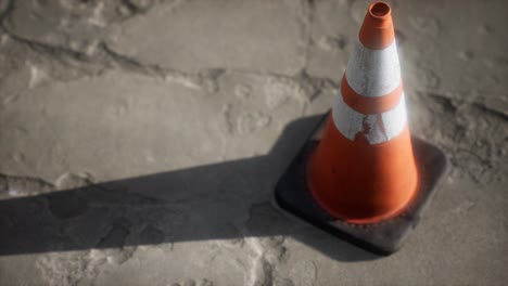 cono de tráfico de rayas anaranjadas y blancas