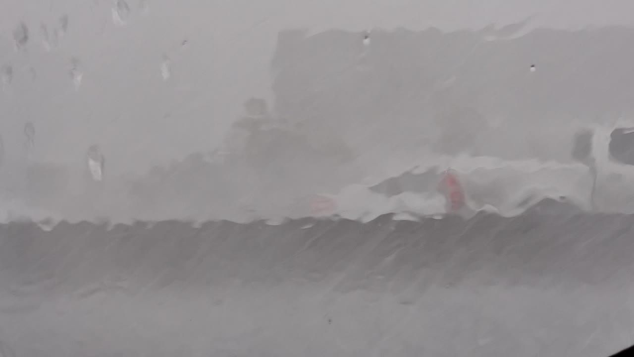 뉴질랜드 오클랜드 고속도로에서 강우와 우박과 홍수가 발생했습니다.