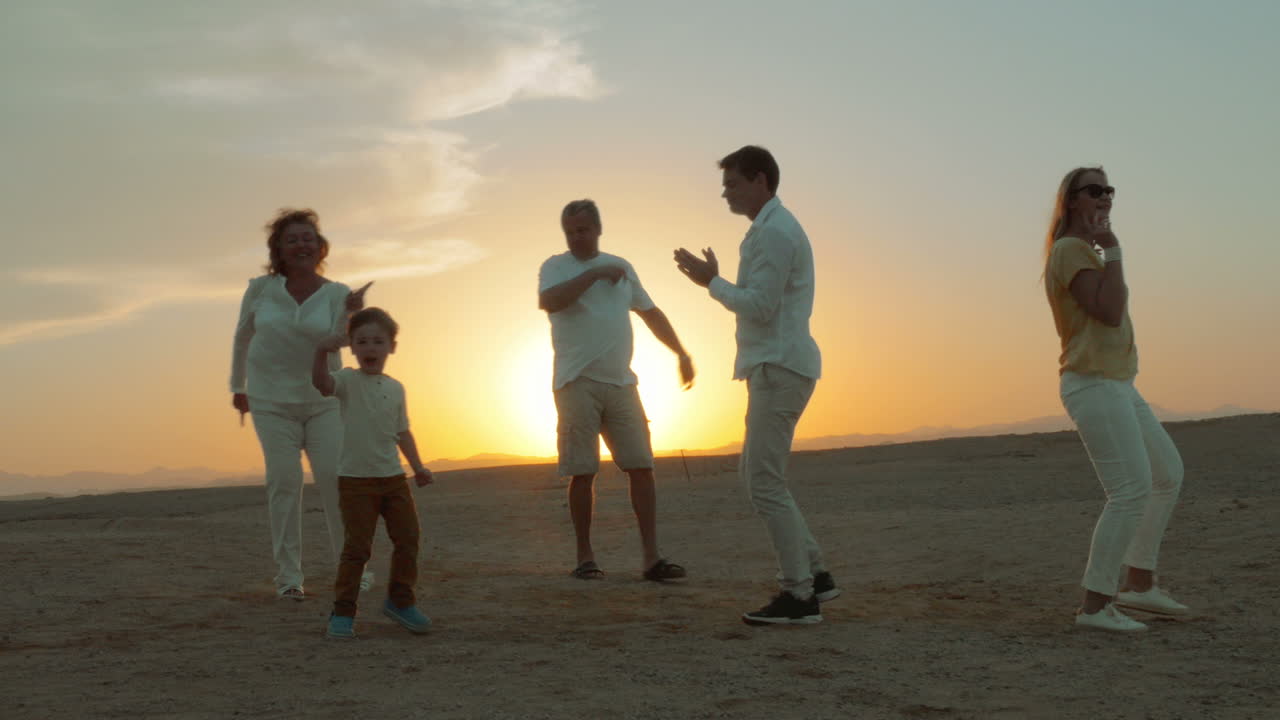 연합된 가족이 파티를 열고