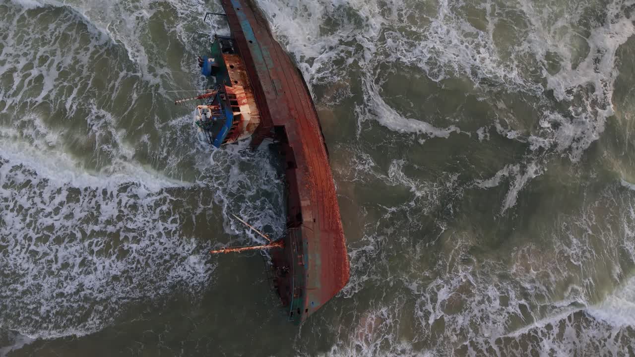 나이지리아 라고스에서 느린 동작으로 촬영된 해변에 부서진 은 배.