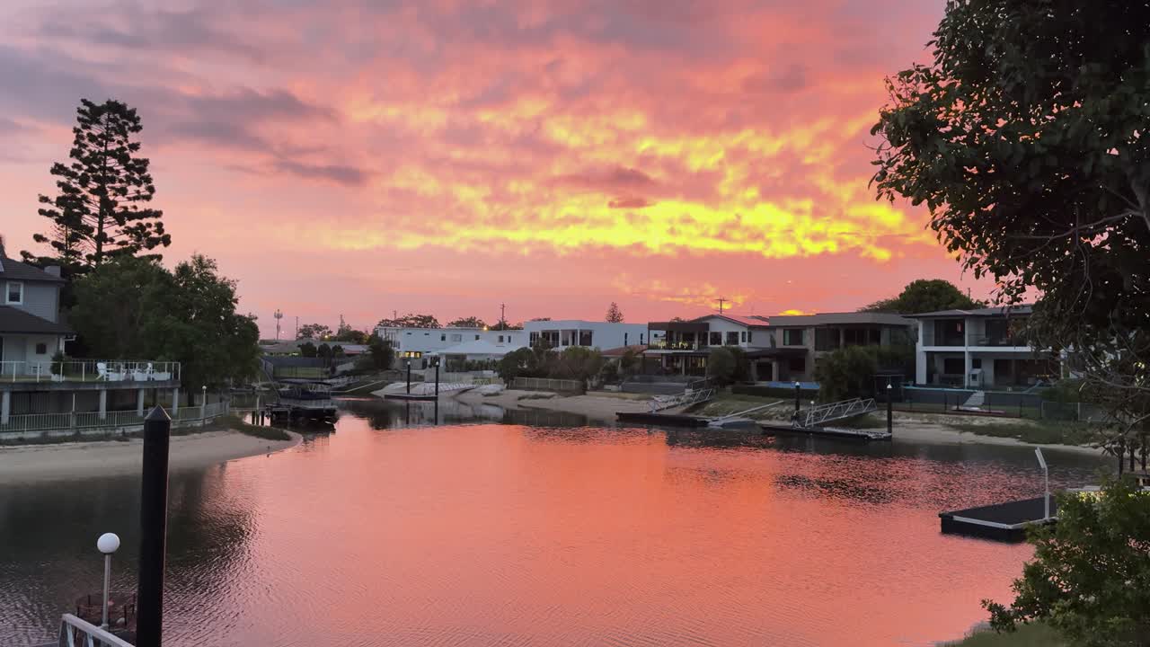 평온 한 운하 물 에 반사 되는 활기찬 일몰