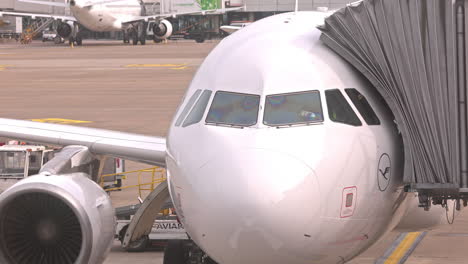 el avión se prepara para el despegue