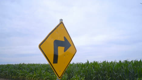 Straßenschild-Weist-Auf-Windgenerator-Hin.-Konzept-Der-Zukunft-Der-Energiewirtschaft