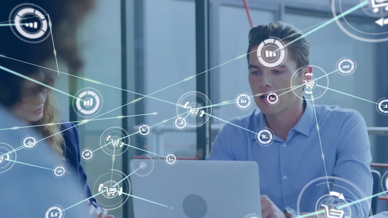 animación de iconos conectados sobre diversos compañeros de trabajo discutiendo informes en la oficina