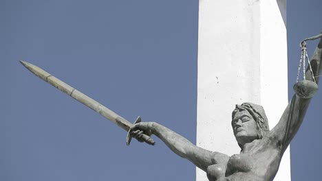 un primer plano del monumento a la constitución en san salvador, el salvador