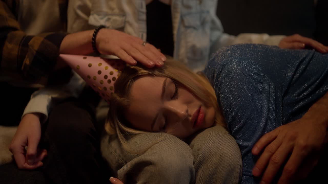 niña de cumpleaños durmiendo de rodillas