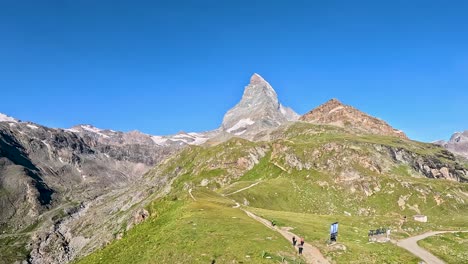 Montaña-Matterhorn-Rodeada-De-Alpes-Suizos-En-Suiza,-Europa