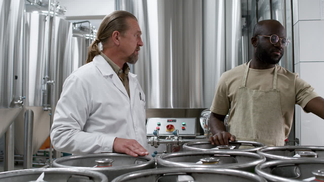 мужчины, работающие на фабрике