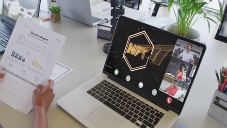 mujer de negocios afroamericana que usa una computadora portátil para videollamadas con diversos colegas de negocios