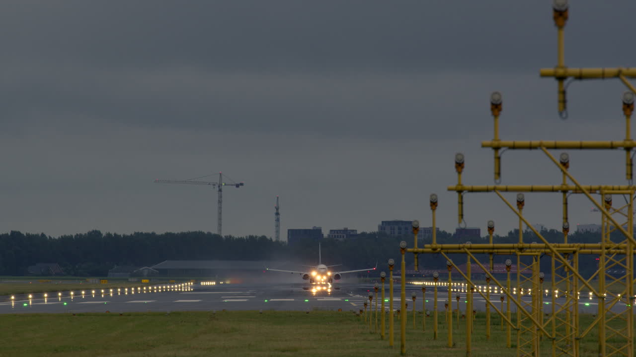 avión aterrizando en la noche