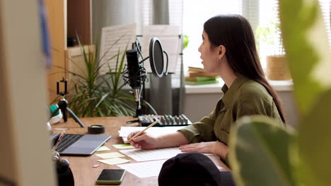 mujer componiendo en el dormitorio