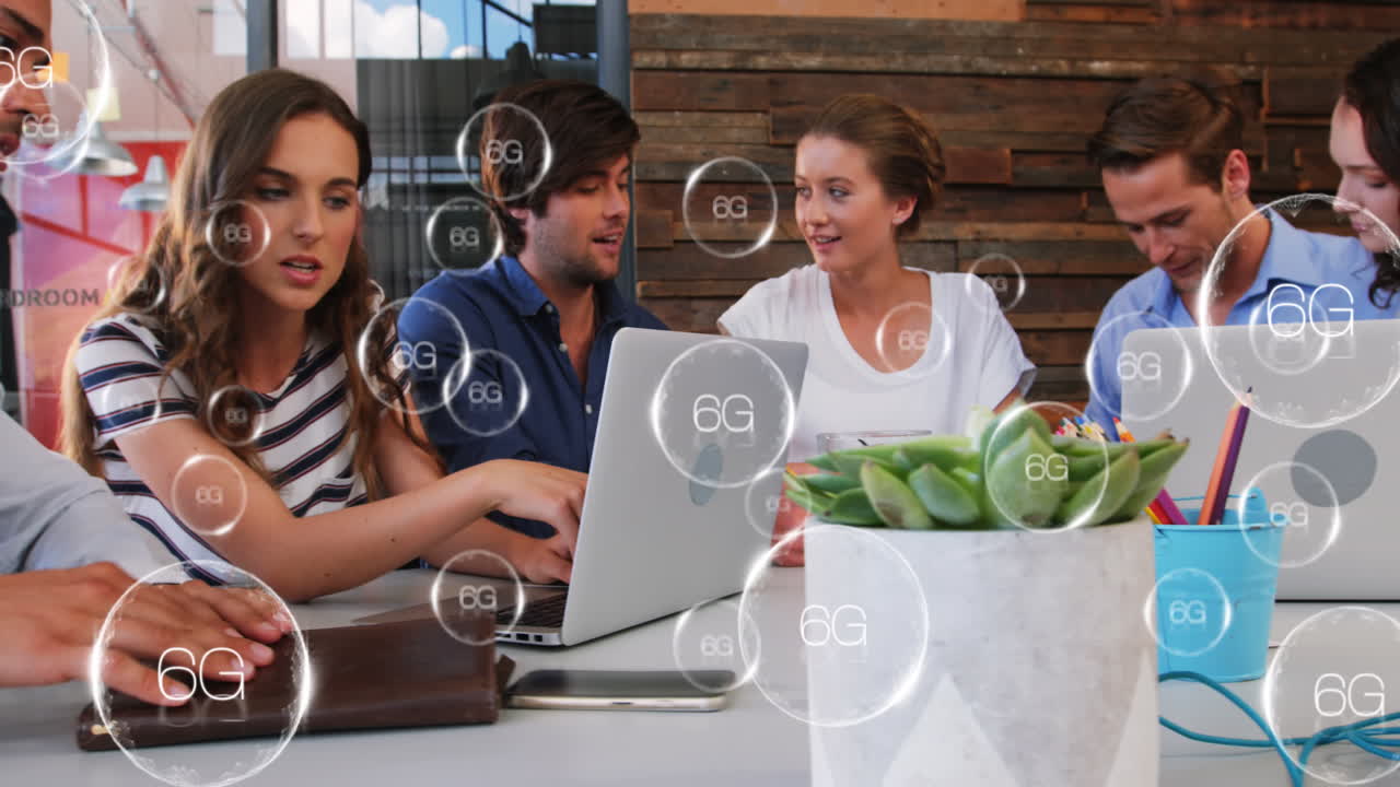 animación de texto 6g en burbujas sobre diversos compañeros de trabajo planeando estrategia en la oficina