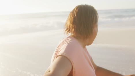 Porträt-Einer-Lächelnden-älteren-Afroamerikanischen-Frau,-Die-Am-Sonnigen-Strand-Spaziert