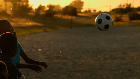 Jungs-Spielen-Im-Boden-Mit-Fußball-4k