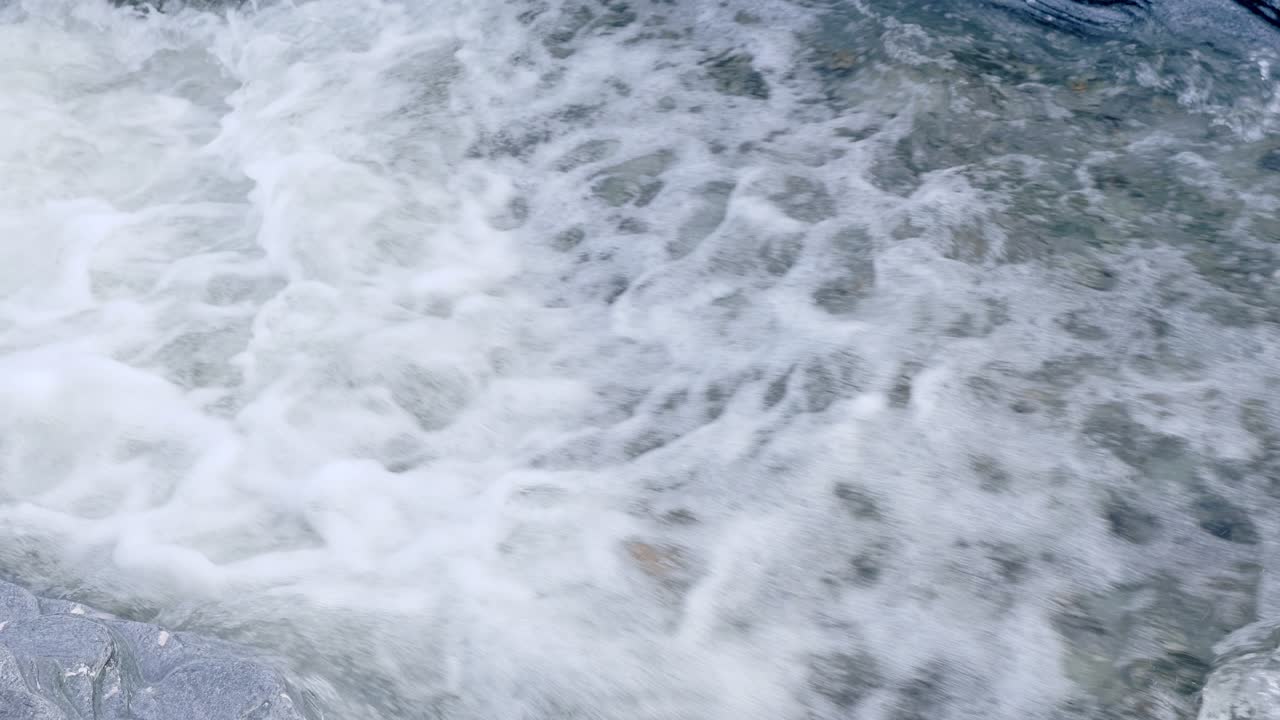 프레임을 채우는 빠르게 흐르는 강