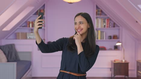 Happy-Indian-girl-clicking-selfies