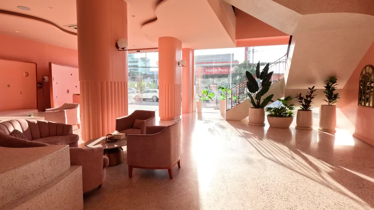 호텔 로비를 가로질러 이동하는 빛의 타임 스