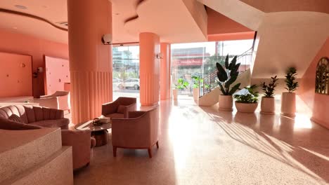lapso de tiempo de la luz solar moviéndose a través de un vestíbulo del hotel