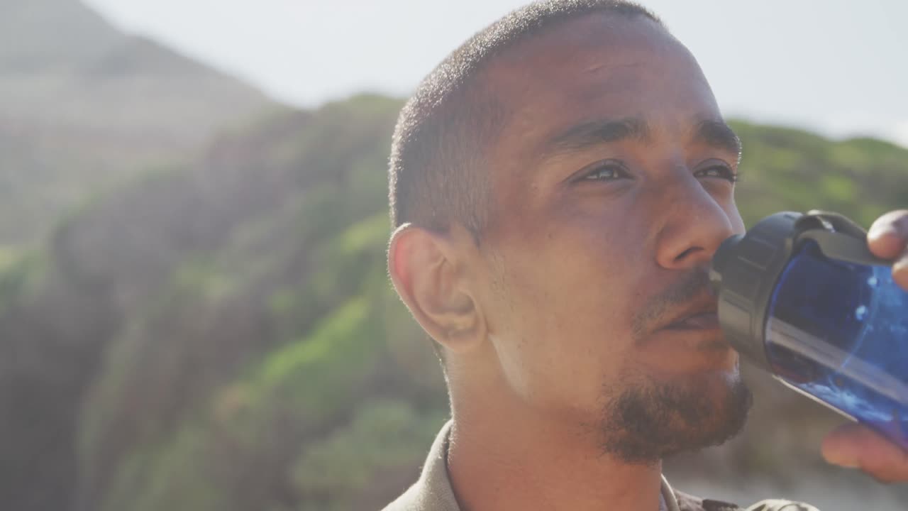 hombre de raza mixta deportivo con pierna protésica caminando