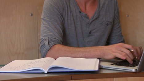 estudiante tomando notas en la conferencia