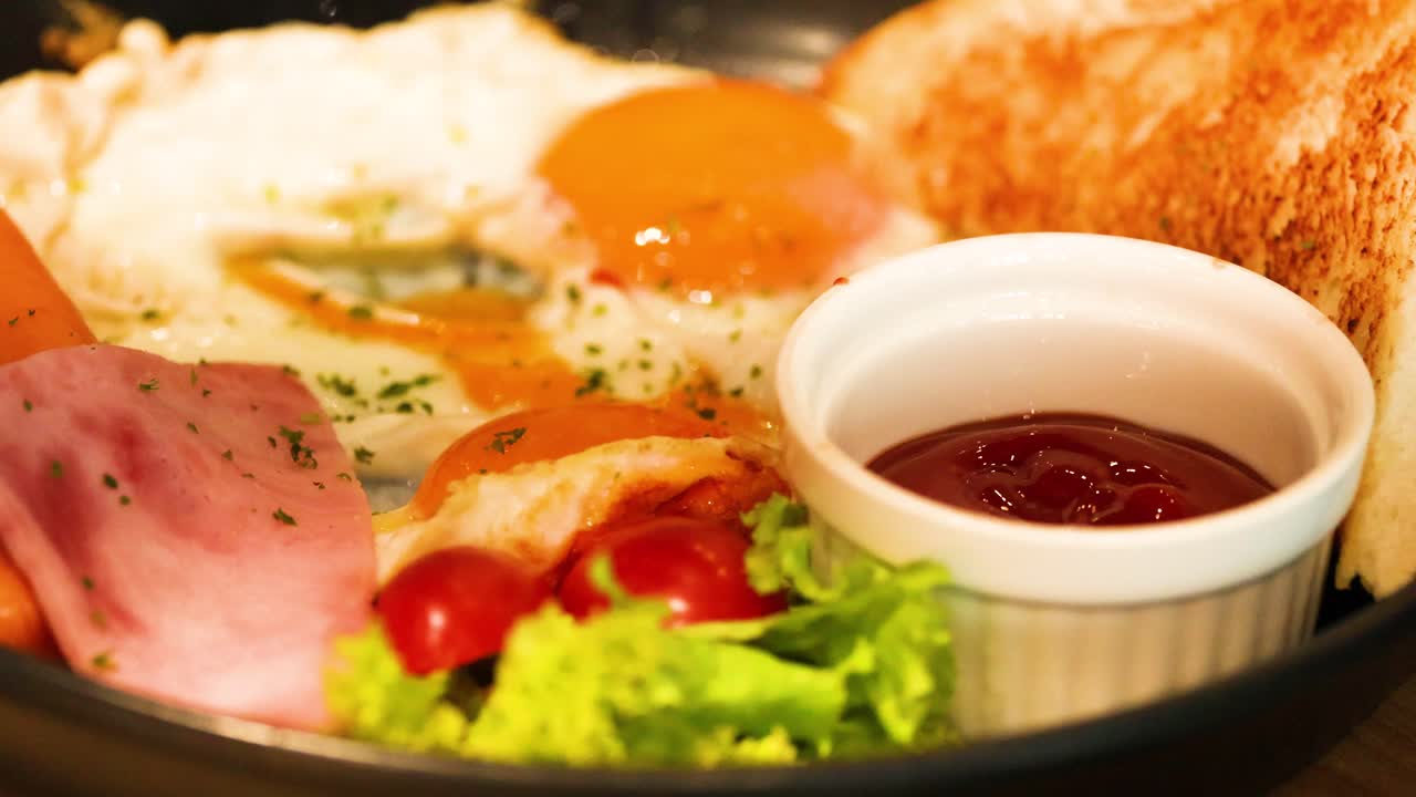 긴 달, 햄,  아침 식사 접시