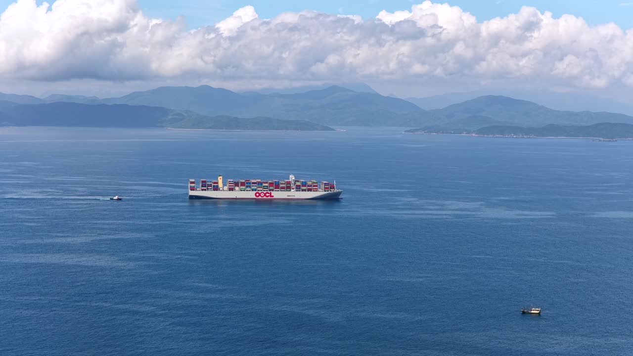 A ten thousand ton giant ship is sailing on the sea, including sea transportation, logistics, and container shipping