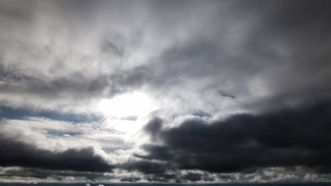 el lapso de tiempo de un cielo oscuro dramático tormentoso