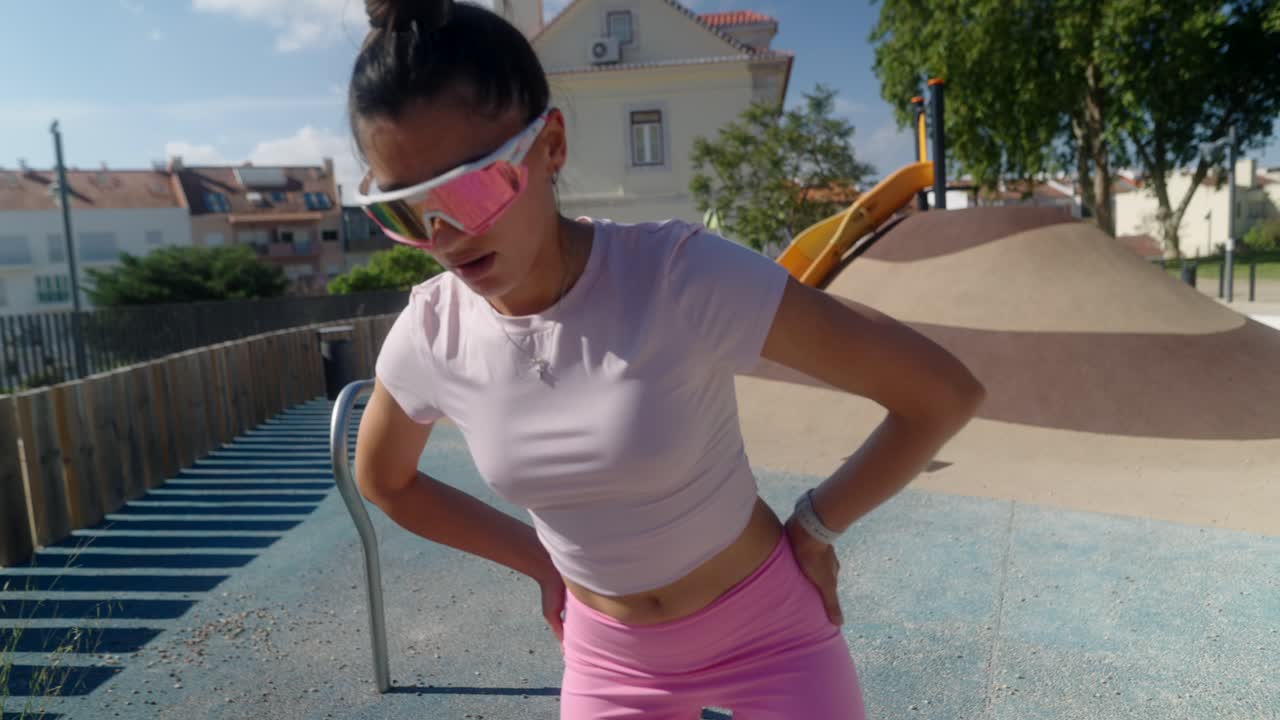 mujer haciendo ejercicio en un parque