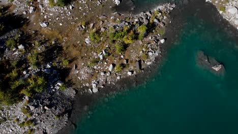 스위스 알프스 산맥의 은 가을 날, 스위스 발레에 있는 라크 드 살란프 (lac de lausanne) 의 푸른 물 속에 있는 빛으로 빛나는 나무들이 있는 섬들의 공중 전망대.